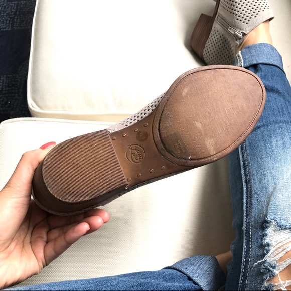 LUCKY BRAND 🍀 S/9.5 - LIGHT GREY SUADE BOOTIES! - Picture 6 of 8